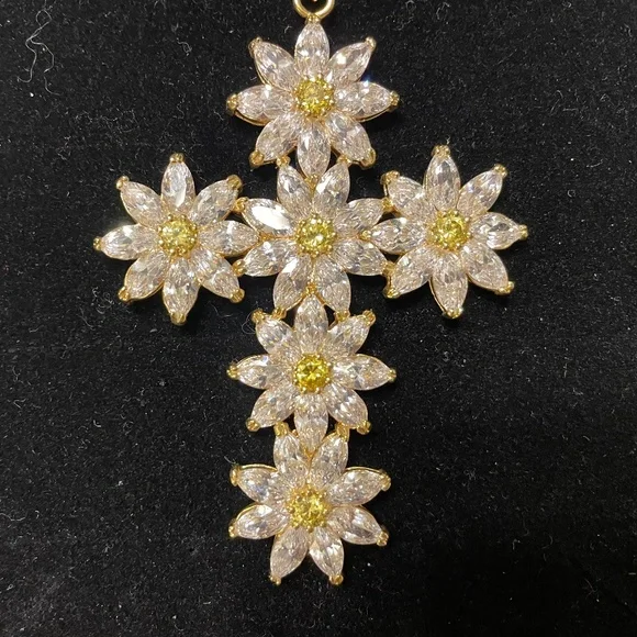 VINTAGE CROSS FLORAL DESIGN NECKLACE, NWOT - Picture 3 of 5